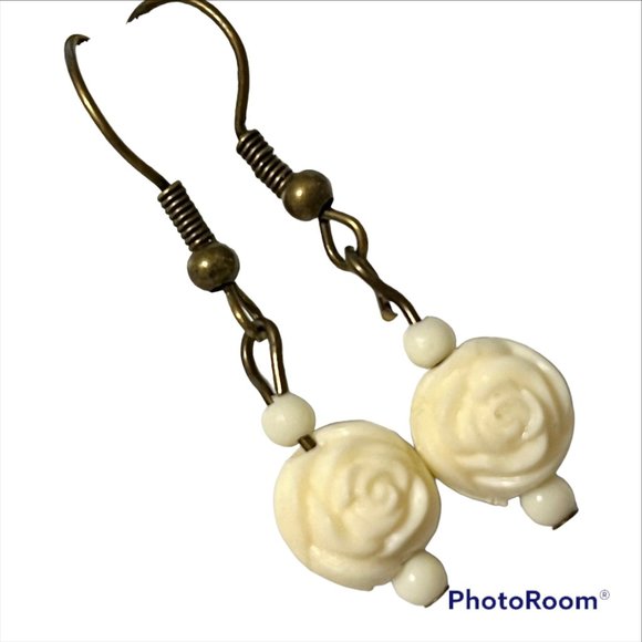 Vintage White Cream Rose Bud Flower Earrings Gold Tone Plated Carved Beads - Picture 4 of 12
